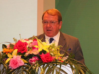 欧洲议会议员史蒂文森在首届世界新兴产业大会演讲