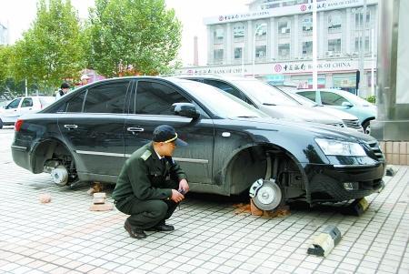郑州市民新买现代车四个车轱辘被偷 保险公司