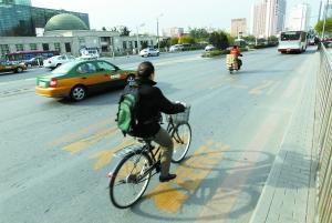 北京自行车出行比例连续下降 非机动车道严重