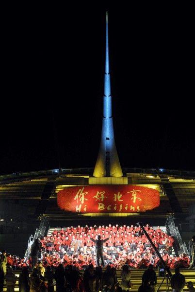 组图：北京民众迎新年敲响中华世纪钟