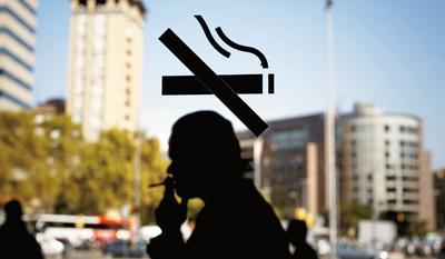 专家称政府禁烟因烟草业是纳税大户不忍下手致