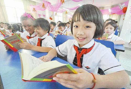 孤儿小学生喜获免费《新华字典》