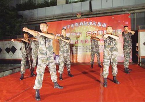 南宁:社区开展文艺活动宣传文明礼仪