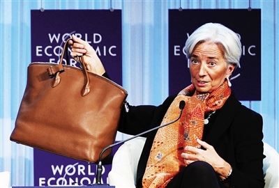 IMF总裁达沃斯“讨钱”：举着手袋说目的就是筹款