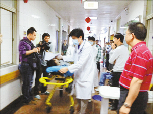 父亲当街咬断６岁儿子“命根”
