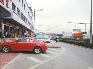辅道圈成私家停车场