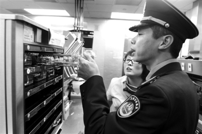麦当劳称改期是个别事件 分店店员否认有食品保温箱