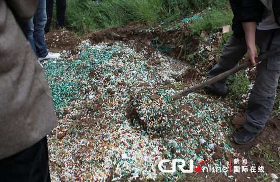 西安一药企厂区埋数万粒空胶囊 负责人被控制（图）