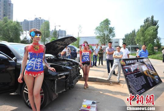 山西车主称保时捷刹车失灵 街头表演行为艺术维权