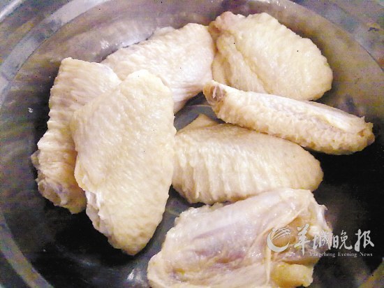 广州肉菜市场现毒鸡翅 煮不烂咬不动有腥味