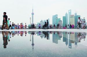 上海外滩矿泉水1块拍照7块 最低价逼走无证摊贩
