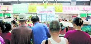 闸北平价菜样本:菜价直降两成 摊贩争相要卖