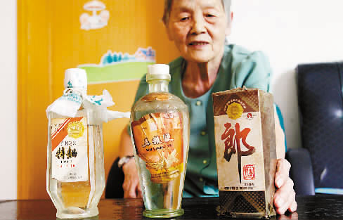 老太欲转手存30年五粮液 专家估价升值上万倍