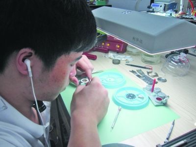 网曝名表维修猫腻多 开表盖即收2500元