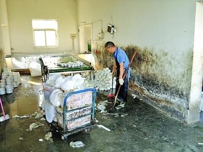 黑作坊污水桶1天洗3千消毒碗 监管称抽检都合格