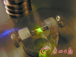 莫桑石升级换代冒充天然钻石 高仿钻真假难辨(图)