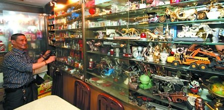 铁匠痴爱打火机 耗资2万多30年收藏超过6000个-图片版权归原作者所有