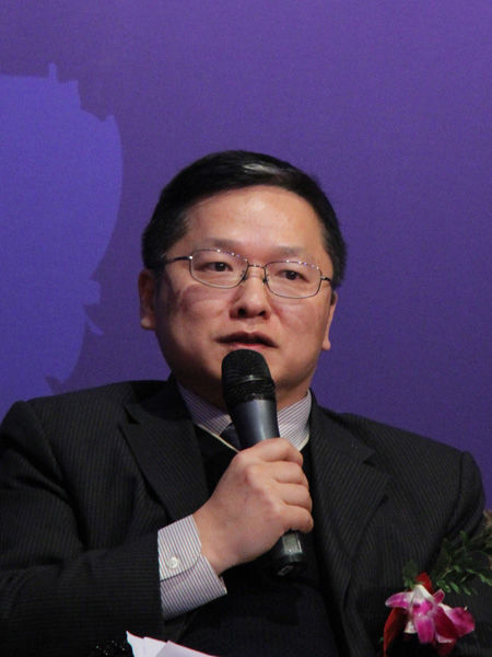 图为北京大学金融系主任宋敏主持论坛。
