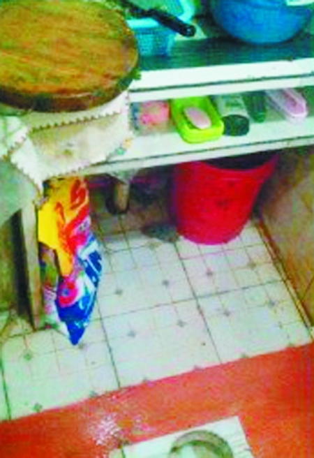 重庆现“重口味”米粉店:工人厕所里切羊杂(图)
