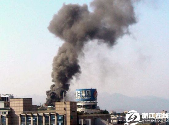 记者随后向杭州市消防部门核实，确认了延安路的杭州解百楼顶锅炉着火，目前13个消防中队正在赶赴现场施救。