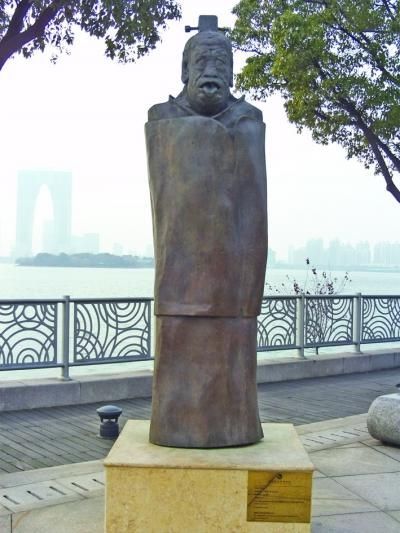 金鸡湖畔“吐舌露齿”的老子雕塑。