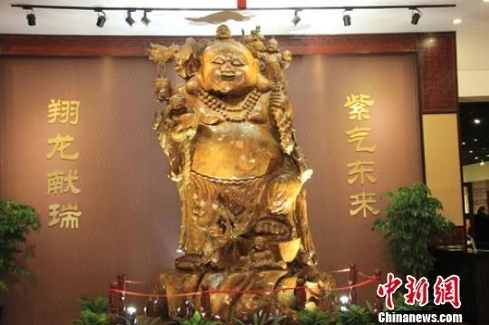 6吨重整尊金丝楠木五子闹佛像由整根千年成材的金丝楠木雕刻而成，十分罕见。　陆建国　摄