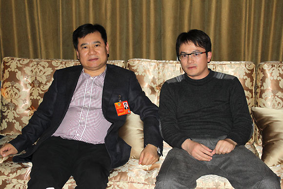 苏宁电器董事长张近东(左)接受21世纪网执行总编辑周斌采访。