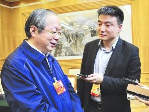 发改委原副主任彭森(左)接受本报记者王颖春采访。摄影 / 张伟