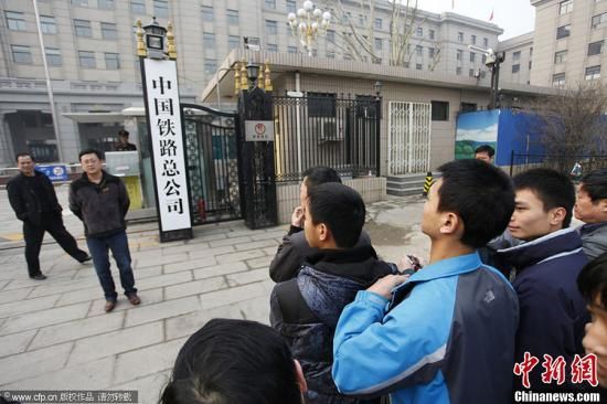 3月17日，北京，原铁道部牌匾已于早晨被换下，新牌匾“中国铁路总公司”已矗立在原铁道部办公楼楼前。王骏 摄 图片来源：CFP视觉中国