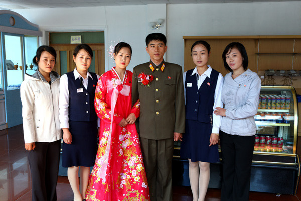 朝鲜高富帅的婚礼 朝鲜女孩子找裤子有三个条