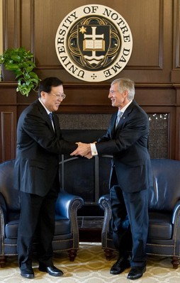中国教育部副部长郝平率团访问美国圣母大学