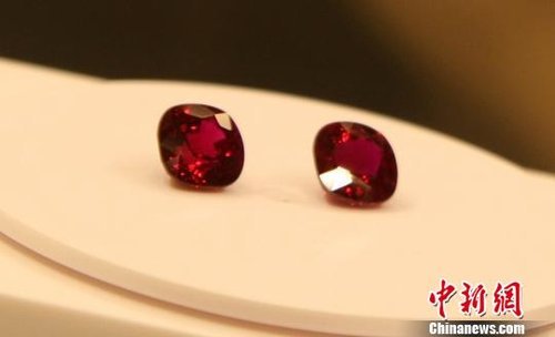 图：珍稀红宝石“绝代双骄”亮相南京 估价超一亿