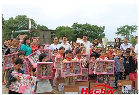 孩子们领到新华人寿的关爱礼盒后喜笑颜开