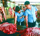 蹲守两天 工商查获1.8吨注水牛肉