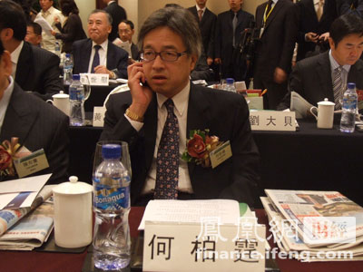 图文：业务繁忙的香港旅游业议会主席何柏霆会前还在打电话