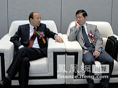图文：姜再勇先生与陈永杰先生进行交谈