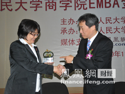 台湾大学管理学院副院长李吉仁向人大商学院赠送纪念品
