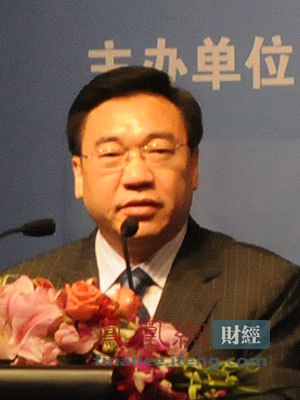 图文：香港大学商学院教授张俊喜主持论坛