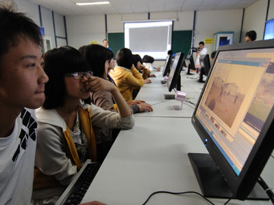 洛水中学学生正在上电脑课