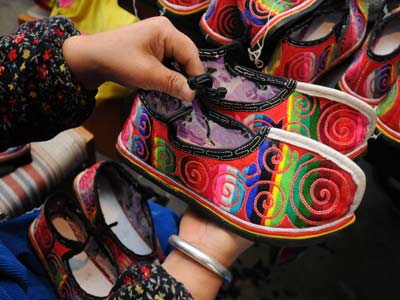 羌族刺绣鞋