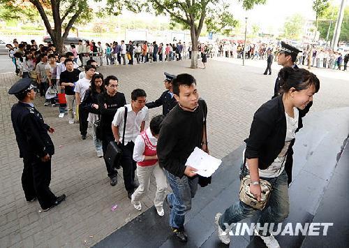 5月5日,在太原市人才大市场报名点,报考"村官"的大学生排队进场.