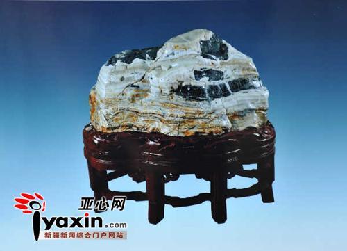 转载:新疆发现独有珍贵新奇石种天山青 面临枯竭(组图)