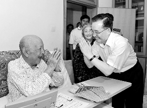 温家宝看望著名科学家钱学森.新华社发