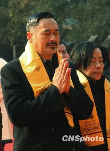 比如周润发办过两次个人摄影展;任达华已有20年摄影发烧史;刘德华的