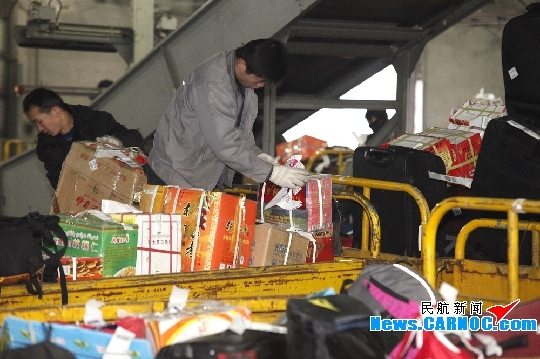 图2:行李分拣。 看到航班正常起飞,叶军喜他们这才松了一口气,露出了欣慰的笑容。原来当天广州至乌鲁木齐的CZ6888航班因故晚到,航班上有几十位旅客需急转伊宁CZ6827航班和库尔勒CZ6671航班,由于CZ6888航班22点才降落,后续CZ6827航班22点30分起飞,CZ6671航班的22点40分起飞,中间分拣装卸行李的时间仅有20分钟。为了不让航班再次出现延误,为了让中转的旅客可以正点回家过年,叶军喜等一帮老分拣员们紧张商讨出最佳的解决方案。 地服工作千头万绪,一朝之失,带给旅客的就可能就是一个窝