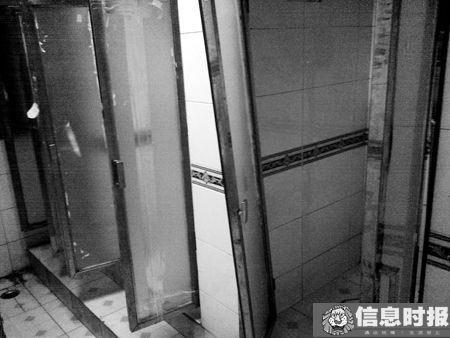 男子就是在这个网吧的厕所里自残的.信息时报记者 熊栩帆 摄
