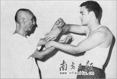 叶问纪念馆搜集到的老照片,叶问指导徒弟李小龙咏春拳.