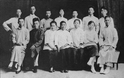 学生联合会和天津女界爱国同学会的20多名男女进步青年组成了"觉悟社"