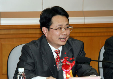 曾任广东省财政厅副厅长,党组成员,韶关市委副书记,2007年1月起任韶关