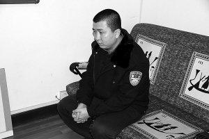 长春一着警服男子撞人后暴打伤者 数千民众砸车(组图)